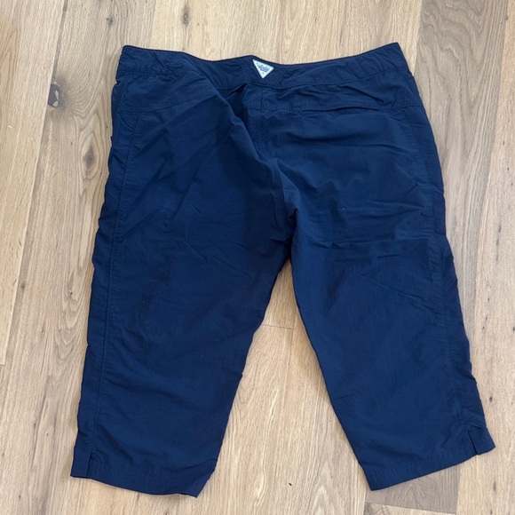 Columbia Women’s Navy Capris – Size Large - Picture 4 of 6